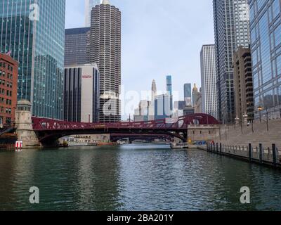 Chicago, Illinois, Stati Uniti. 24 marzo 2020. Il fiume Chicago e il lungofiume, vuoto di traffico di barca e piedi durante la pandemia COVID-19. Foto Stock