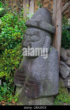 Statua del nonno, Seongeup Folk Village, Jeju Island, Corea del Sud, Asia Foto Stock