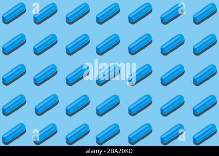 Modello senza soluzione di continuità con le pillole blu su sfondo blu. Salute Medicina farmacia farmacologia concetto. Foto Stock