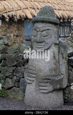 Statua del nonno, Seongeup Folk Village, Jeju Island, Corea del Sud, Asia Foto Stock