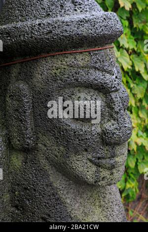 Statua del nonno, Seongeup Folk Village, Jeju Island, Corea del Sud, Asia Foto Stock