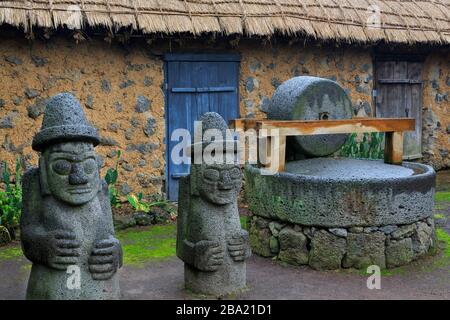 Statua del nonno, Seongeup Folk Village, Jeju Island, Corea del Sud, Asia Foto Stock