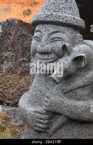 Statua del nonno, Seongeup Folk Village, Jeju Island, Corea del Sud, Asia Foto Stock