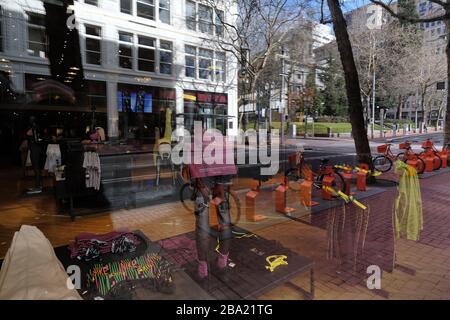 Portland, Stati Uniti. 25 Marzo 2020. Le strade vuote si riflettono nella finestra del Nike Store di Portland, Ore., il 25 marzo 2020. I centri commerciali sono uno dei molti affari costretti a chiudere sotto l'ordine esecutivo del Governatore Brown che chiede alle persone di rimanere a casa tranne per i bisogni essenziali, come più estreme misure di distanza sociale mirano a rallentare la diffusione del romanzo coronavirus (COVID-19) e appiattire la curva. (Foto di Alex Milan Tracy/Sipa USA) Credit: Sipa USA/Alamy Live News Foto Stock