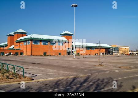 UK, South Yorkshire, Sheffield, Meadowhall Shopping Centre con parcheggio vuoto durante il 2020 Covid 19 Lock Down Foto Stock