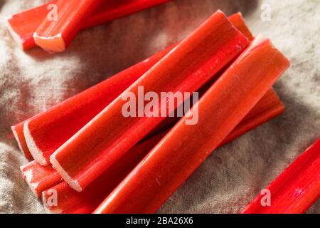 Bastoni di rhubard rossi organici grezzi pronti a cuocere con Foto Stock
