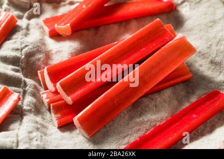 Bastoni di rhubard rossi organici grezzi pronti a cuocere con Foto Stock