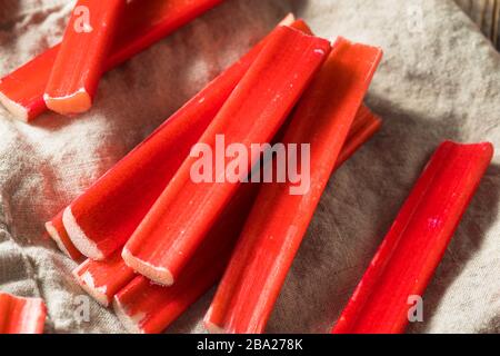 Bastoni di rhubard rossi organici grezzi pronti a cuocere con Foto Stock