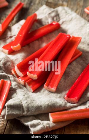 Bastoni di rhubard rossi organici grezzi pronti a cuocere con Foto Stock