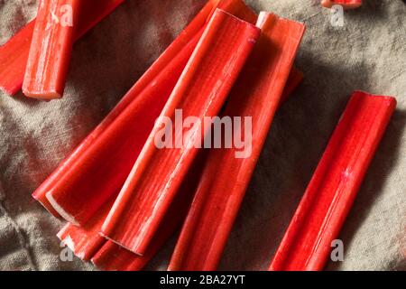 Bastoni di rhubard rossi organici grezzi pronti a cuocere con Foto Stock
