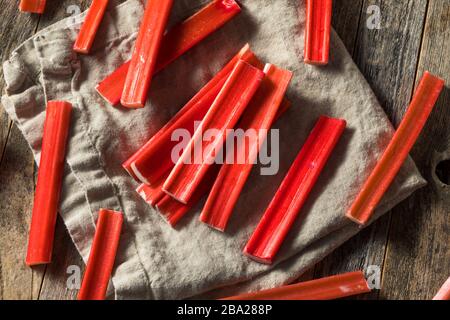 Bastoni di rhubard rossi organici grezzi pronti a cuocere con Foto Stock