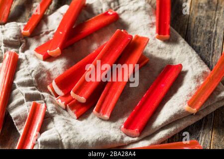 Bastoni di rhubard rossi organici grezzi pronti a cuocere con Foto Stock