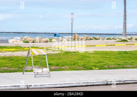 Il 03/23/2020, il sindaco di San Diego ha ordinato le chiusure pubbliche a causa del COVID-19. Nella comunità di Ocean Beach il 03/25/2020. San Diego, California, Stati Uniti. Foto Stock