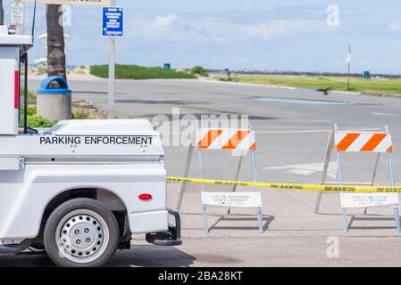 Il 03/23/2020, il sindaco di San Diego ha ordinato le chiusure pubbliche a causa del COVID-19. Al parcheggio di Ocean Beach il 03/25/2020. San Diego, California, Stati Uniti. Foto Stock