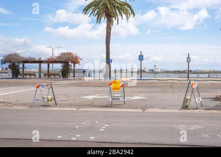 Il 03/23/2020, il sindaco di San Diego ha ordinato le chiusure pubbliche a causa del COVID-19. Al Shelter Island Shore Park il 03/25/2020. San Diego, California, Stati Uniti. Foto Stock