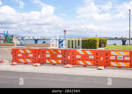 Il 03/23/2020, il sindaco di San Diego ha ordinato le chiusure pubbliche a causa del COVID-19. Al Shelter Island Shore Park il 03/25/2020. San Diego, California, Stati Uniti. Foto Stock