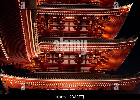 Pagoda rossa ben illuminata di notte Foto Stock