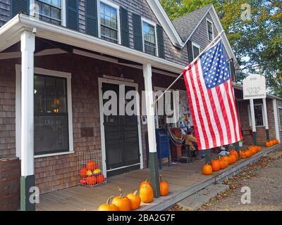 Bandiera DEGLI STATI UNITI e zucche fuori dal General Store di Alley, West Tisbury, Martha's Vineyard, Massachusetts, Stati Uniti Foto Stock