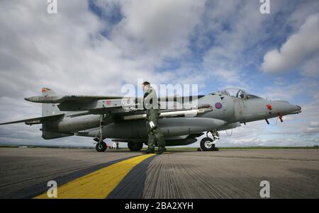 Il tenente di volo Andy Chisholm, controlla il suo Harrier prima della consegna finale di RAF Aldergrove al comando congiunto dell'elicottero Flying Station Aldergrove, Antrim, Irlanda del Nord, 20 settembre 2009. Durante una cerimonia che ha visto la fine della RAF in Irlanda del Nord dopo 91 anni l'insigne della RAF è stata abbassata e le targhette dei nomi sono cambiate. Foto/Paul McErlane Foto Stock