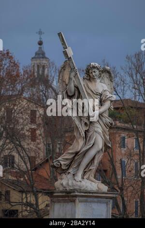 Statua in marmo di un angelo dal famoso scultore Gian Lorenzo Bernini sul Ponte Sant'Angelo, il Ponte degli angeli a Castel Sant'Angelo a Roma, Italia Foto Stock