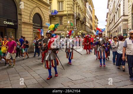 Uomini che indossano costumi medievali partecipano ad una sfilata per il torneo calcistico Calcio storico,Firenze,Toscana,Italia ,Giugno 2016 Foto Stock