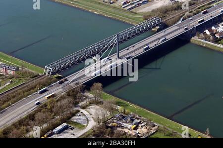 24 marzo 2020, Baden-Wuerttemberg, Karlsruhe: Veduta aerea, presa da un aereo, del ponte sul Reno Karlsruhe. Foto: Ponte degli Uli/dpa Foto Stock