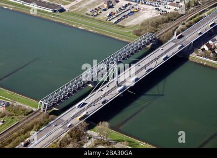 24 marzo 2020, Baden-Wuerttemberg, Karlsruhe: Veduta aerea, presa da un aereo, del ponte sul Reno Karlsruhe. Foto: Ponte degli Uli/dpa Foto Stock