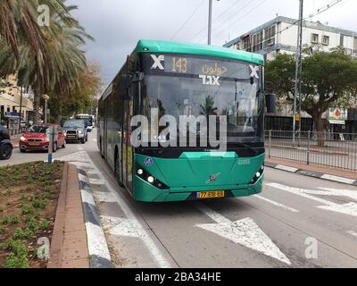 HOLON, ISRAELE. Gennaio 21, 2020. Autobus passeggeri Egged verde, Route 143, in via Eilat a Holon. Concetto di sistema di trasporto pubblico israeliano Foto Stock