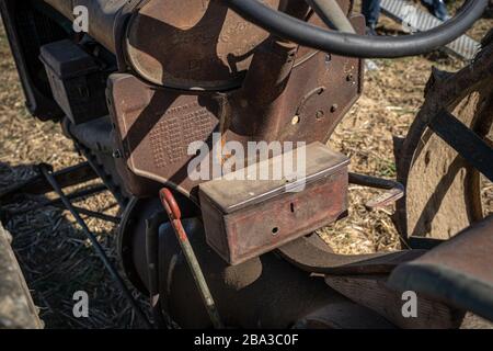 Vecchio e antico fordson tractorr lavorando con un aratro nei campi, mostrando come l'agricoltura è stata fatta molti anni fa. Foto Stock