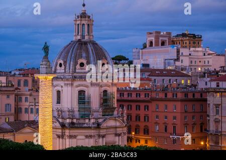 Vista della colonna di Traiano illuminata. Roma, Italia Foto Stock