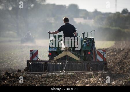 Vecchio e antico fordson tractorr lavorando con un aratro nei campi, mostrando come l'agricoltura è stata fatta molti anni fa. Foto Stock