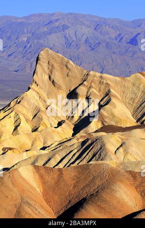 Farbige Gesteinsformationen Bei Sonnenaufgang am Zabriske Point, Death Valley Nationalpark, Kalifornien, STATI UNITI D'AMERICA Foto Stock