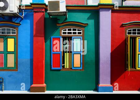 Finestre colorate e la facciata della vecchia villa cinese, la casa di Tan Teng Niah, quartiere indiano, Little India, Singapore Foto Stock