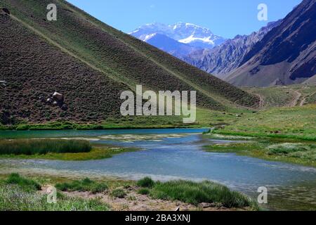 Laguna de Horcones, sullo sfondo Cerro Aconcagua, Parque Provincial Aconcagua, vicino Uspallata, Provincia di Mendoza, Argentina Foto Stock