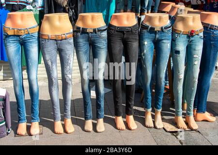 I jeans sono offerti per la vendita in fondo a manichini di fronte a un negozio, Istanbul, Turchia Foto Stock