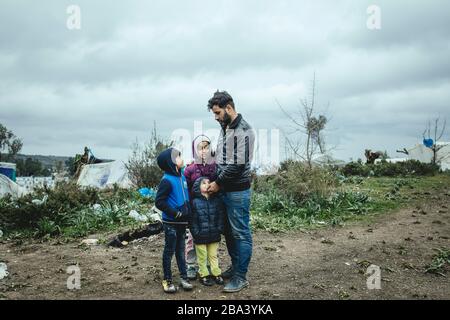 Saady Falah, rifugiato iracheno con i suoi figli nel campo profughi di Moria, Lesbos, Grecia Foto Stock