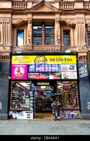 Esterno di un negozio di souvenir e biglietti per il teatro musicale West End a Leicester Square, Londra, Regno Unito Foto Stock