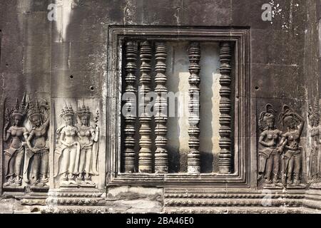 Intricato Carving Mural Art dettaglio sulle antiche mura di Bayon, riccamente decorato Khmer Tempio buddista, Angkor Wat, Cambogia Foto Stock