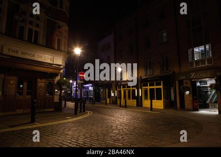 Londra, Regno Unito: Il West End è deserto la sera durante la chiusura del Covid-19. I pub e i ristoranti di Moor Street, nel cuore di Soho, sono chiusi e rimarranno chiusi fino a quando non saranno abolite le restrizioni governative. Anna Watson/Alamy Live News Foto Stock