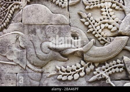 Elephant Carving Mural Art Detail on Ancient Bayon Walls, riccamente decorato Khmer Buddista Tempio, Angkor Wat, Cambogia Foto Stock