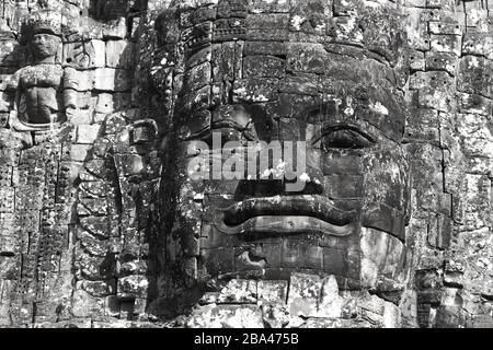 Immagine monocromatica o in bianco e nero della Statua del Buddha sulla porta di Angkor Thom. Angkor Wat, famoso tempio buddista Khmer vicino a Siem Reap, Cambogia Foto Stock