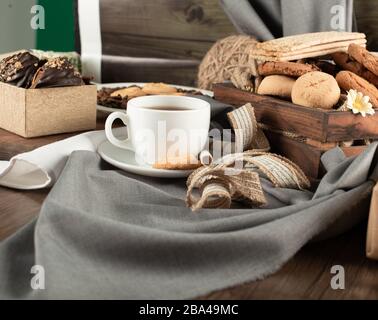 Un vassoio di biscotti e una tazza di tè. Foto Stock