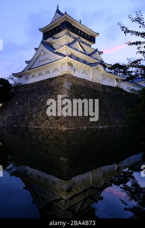 Kitakyushu Giappone - Castello di Kokura verticale Foto Stock