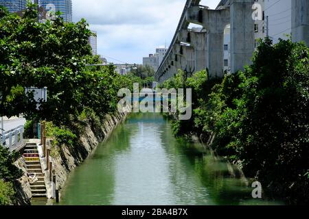 Okinawa Giappone - elevata Monorotaia urbana e fiume Foto Stock