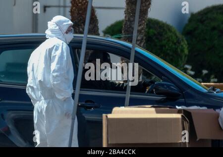 Los Angeles, California, Stati Uniti. 24 Marzo 2020. Un residente a Los Angeles è stato testato da un operatore sanitario presso il centro di test drive-thru COVID-19 presso il Crenshaw Christian Center a South Los Angeles Mercoledì 25 marzo 2020. California Gov. Gavin Newcom ha emesso un ordine di soggiorno-a-casa a livello statale Giovedi per i residenti di avventurarsi fuori solo per lavori essenziali, commissioni e alcuni esercizi, a causa di preoccupazioni coronavirus. Credit: Ringo Chiu/ZUMA Wire/Alamy Live News Foto Stock