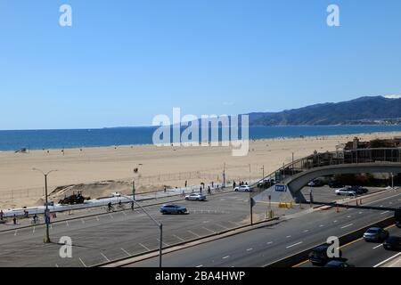 Santa Monica, CA/USA - 21 marzo 2020: Santa Monica state Beach è deserta durante lo spavento del coronavirus Foto Stock