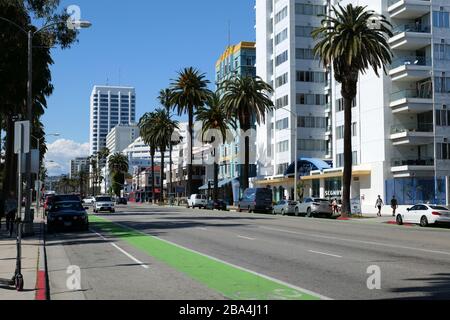 Santa Monica, CA/USA - 21 marzo 2020: Ocean Ave vicino al molo di Santa Monica è deserta durante la quarantena per il coronavirus Foto Stock