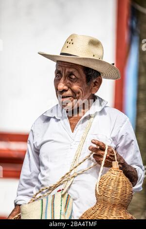 Un venditore di artigianato nel mercato aperto di Cuetzalan, Puebla, Messico. Foto Stock