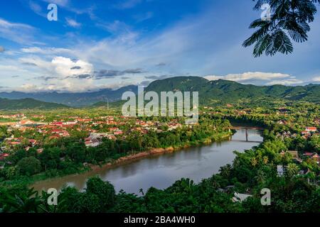 Vista aerea di Luang Prabang e delle lussureggianti montagne circostanti e del fiume Nam Kahn, affluente del fiume Mekong. Foto Stock