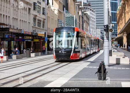 Treni leggeri di Sydney che viaggiano lungo george Street nel centro di Sydney, nuovo Galles del Sud, Australia Foto Stock